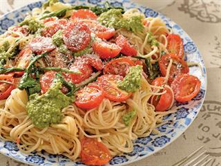 Pasta, pesto & roasted tomatoes