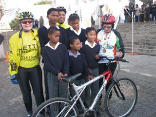 Zille gives bicycles to farm children