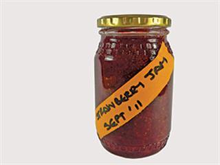 Strawberry jam – in a microwave