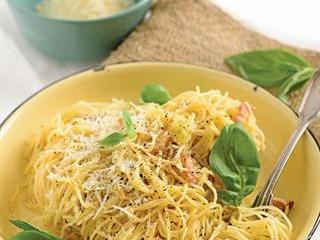 Pasta with eggs, bacon & leeks