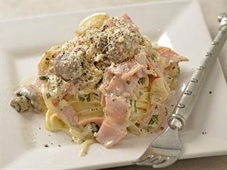 Fettuccine with ham, mushrooms & cream