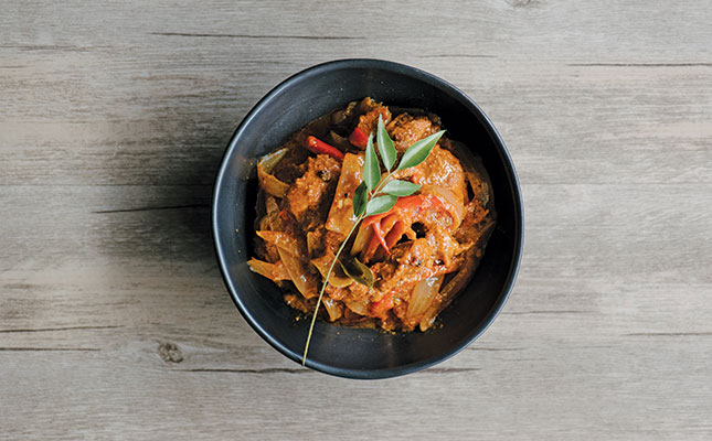 Create the perfect pork fillet vindaloo dish