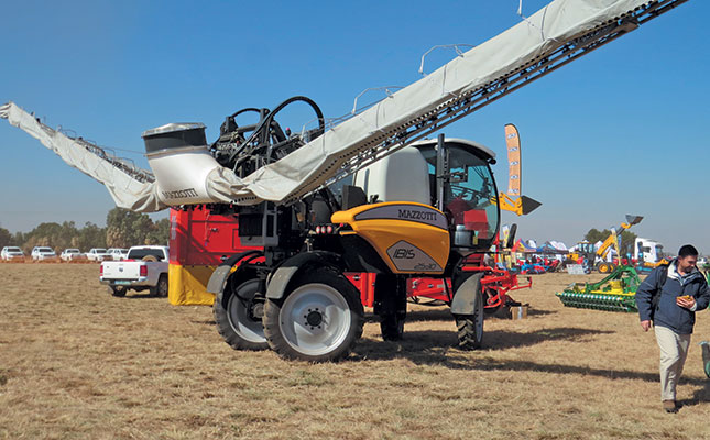 Imac RB45- 55 trailed lateral potato harvester