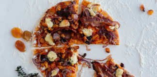 Bacon and dried fruit pizza