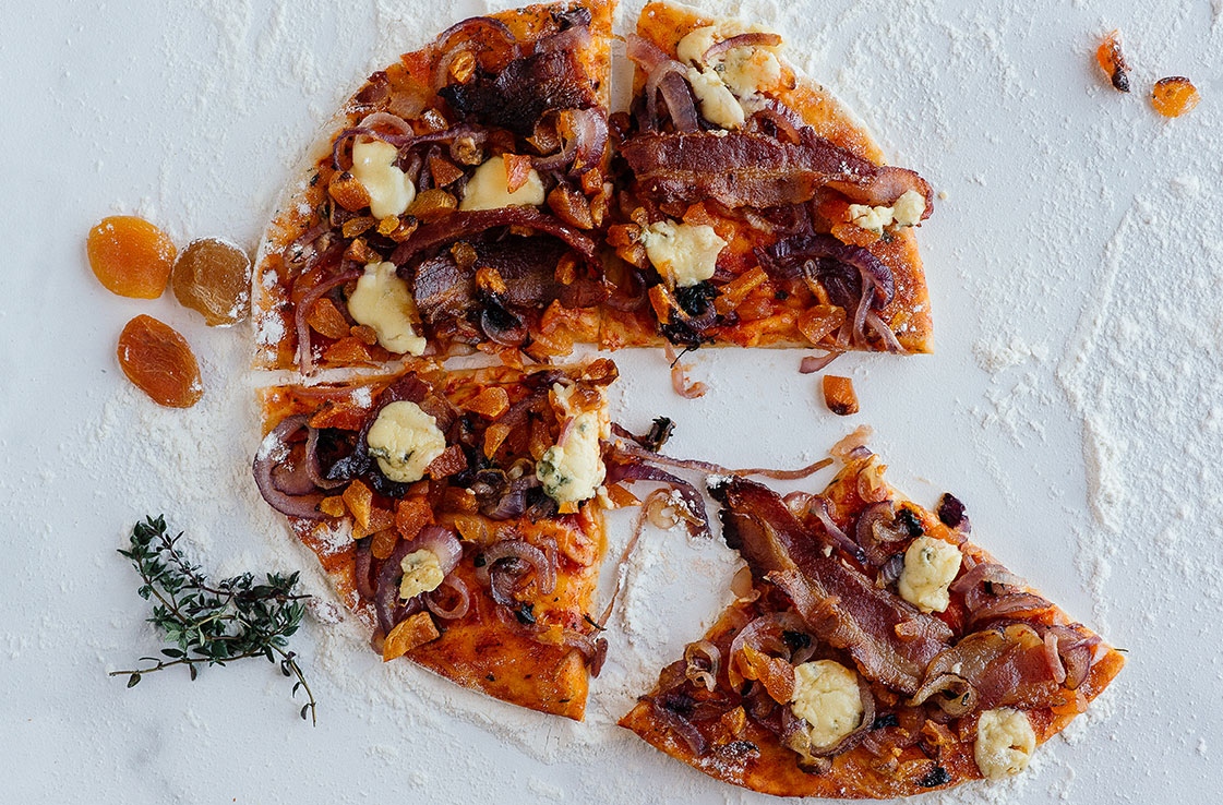 Bacon and dried fruit pizza