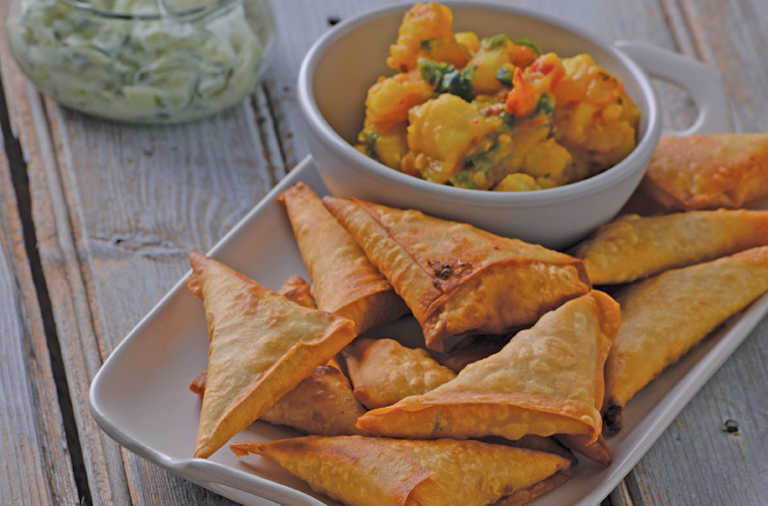 How to make samoosas with potato filling How to make samoosas with potato filling