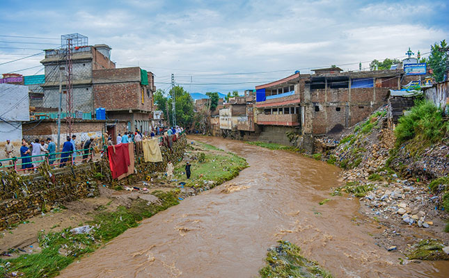 Food crisis looming in Pakistan as flooding decimates crops